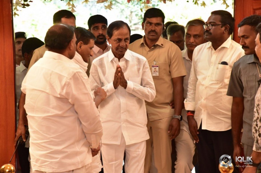 Celebrities-pay-homage-to-superstar-Krishna